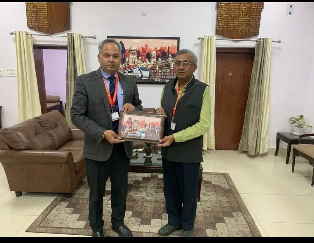 पूर्वोत्तर रेलवे के डीआरएम गौरव अग्रवाल ने उत्तर रेलवे के डीआरएम एस. एम. शर्मा से की शिष्टाचार भेंट
